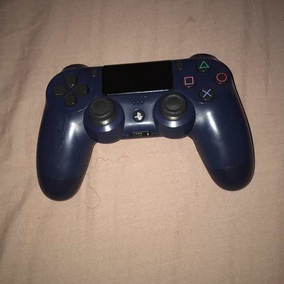 play station 4 controllers,both in good condition - Picture 4 of 4
